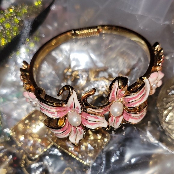 Signed Kenneth Jay Lane KJL Flowers White Pink Enamel Cuff Bracelet - Picture 2 of 5